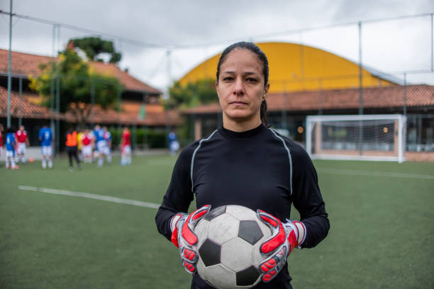 joueuse donnant un coup de pied au ballon - fitness goal photos et images de collection