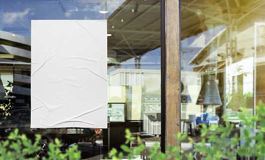 Cartel de pegatina blanca que se muestra en la parte frontal del restaurante, cafetería, información de promoción para anuncios de marketing y detalles photo