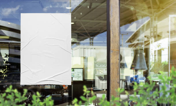 pôster de adesivo branco exibido na frente do restaurante, café, informações de promoção para anúncios de marketing e detalhes - sneering - fotografias e filmes do acervo