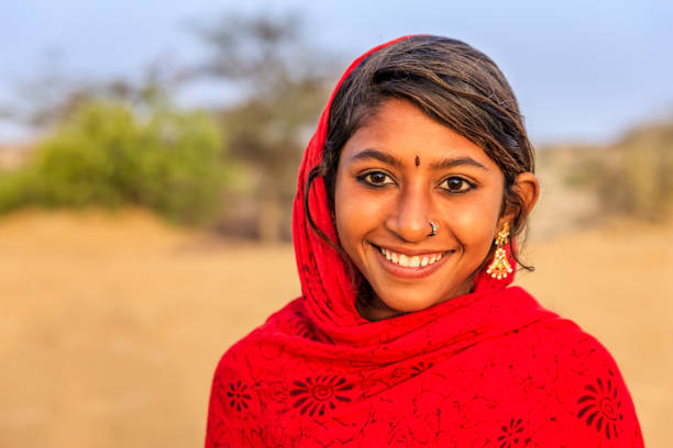 verticale de fille indienne heureuse dans le village de désert, inde - indian girls photos et images de collection