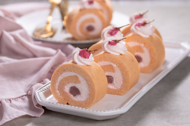 桜風味のロールケーキまたはホイップクリームと桜の餡の入ったスイスロール