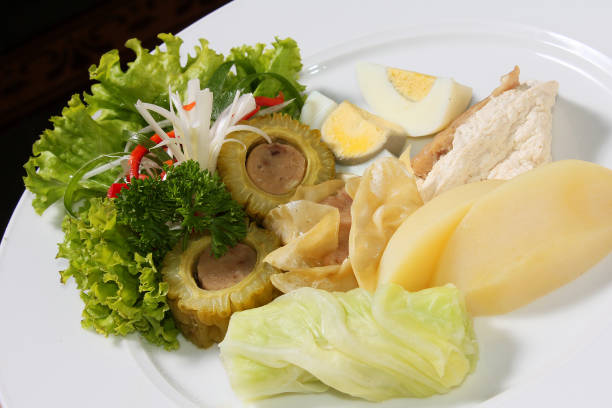 shumai dim sum adalah hidangan tradisional cina yang terdiri dari sepiring kecil pangsit, ditambah telur kukus, kentang, tahu, kubis. - siomay ayam  potret stok, foto, & gambar bebas royalti