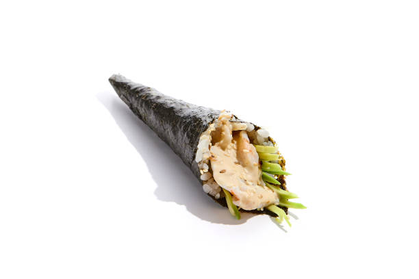 japońskie sushi temaki z krewetkami, awokado i pikantnym sosem na białym tle. ręczna bułka z krewetkami i awokado w minimalistycznym stylu. handroll w azjatyckim stylu - handroll zdjęcia i obrazy z banku zdjęć