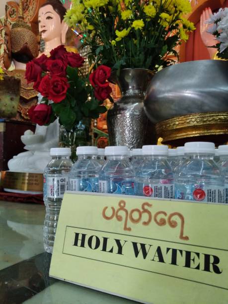 マレーシア、ペナンのビルマ仏教寺院の聖水。 - holy water spirituality water bottle ストックフォトと画像