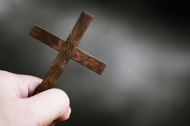 human hand holding christian cross - praying human hand worshipper wood imagens e fotografias de stock