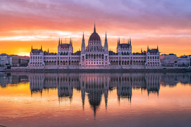 parlement de budapest - royal palace of buda photos et images de collection