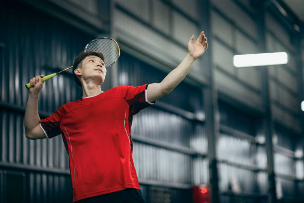 i giocatori di badminton taiwanesi riscaldano l'esercizio praticando nell'allenamento di resistenza del campo da badminton - badminton sport foto e immagini stock