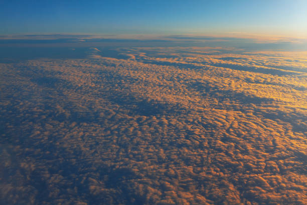 clouds in the stratosphere - cloud cloudscape stratosphere above imagens e fotografias de stock