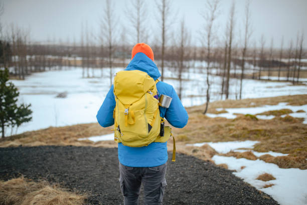 o turista caminhante desfruta da vista da montanha. isl - rear view winter blizzard nordic countries - fotografias e filmes do acervo