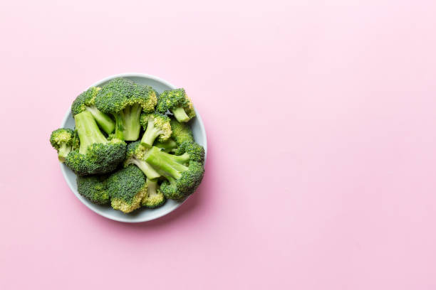 신선한 녹색 브로콜리의 브로콜리는 컬러 를 통해 그릇에 배경. , 가까이. 신선한 야채 - table top shot 뉴스 사진 이미지