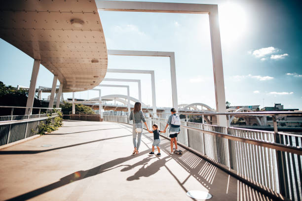 familia agarrados de la mano en la calle en brisbane - brisbane fotografías e imágenes de stock