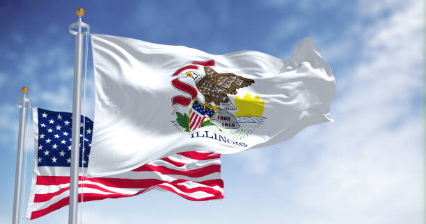 die staatsflagge von illinois weht zusammen mit der nationalflagge der vereinigten staaten von amerika - flag american culture flying sky stock-fotos und bilder