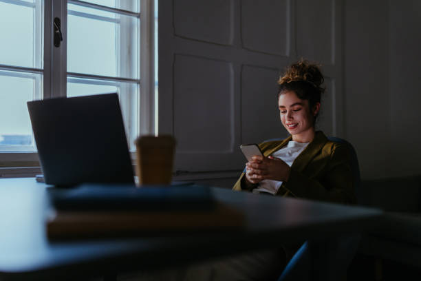 istock Business woman working late and using cellphone 1391584623