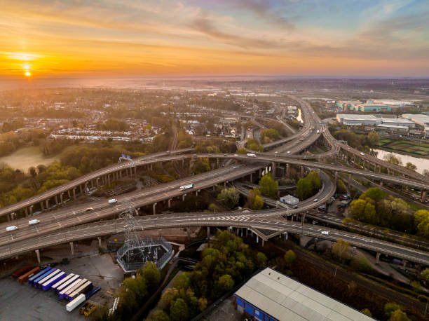 Vista aérea de Spaghetti Junction e Birmingham Skyline em Sunrise, M6 Motorway, Birmingham, West Midlands, Reino Unido - foto de acervo