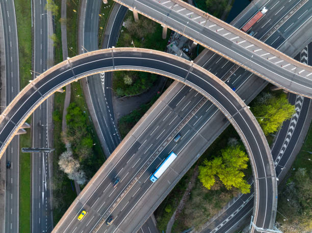 overhead-ansicht des fließenden verkehrs auf spaghetti junction - m6 motorway, birmingham, west midlands, uk - autobahnkreuz stock-fotos und bilder