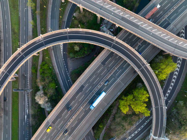 Vista aérea do tráfego em Spaghetti Junction - M6 Motorway, Birmingham, West Midlands, Reino Unido - foto de acervo