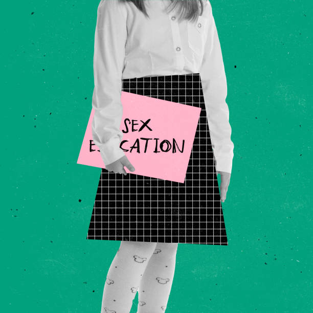 zeitgenössische kunstcollage. junge frau, die mit einem poster der sexualerziehung steht. bewusstsein - symbol sex healthcare and medicine healthy lifestyle stock-fotos und bilder