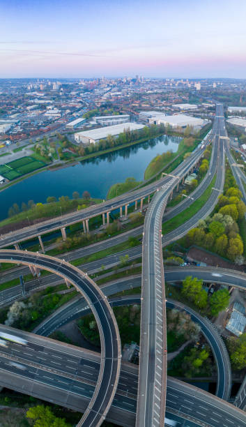 Vue panoramique verticale de Spaghetti Junction et Birmingham Skyline au lever du soleil, autoroute M6, Birmingham, West Midlands, Royaume-Uni - Photo