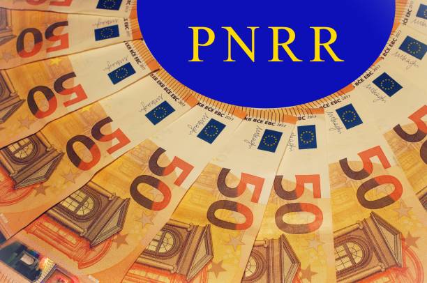 los billetes europeos con el texto "pnrr" en colores azul y amarillo representan la ayuda financiera europea - crisis european union currency europe debt fotografías e imágenes de stock