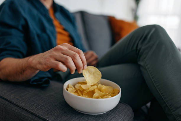 disfruta de un refrigerio - patatas fritas tentempié fotografías e imágenes de stock