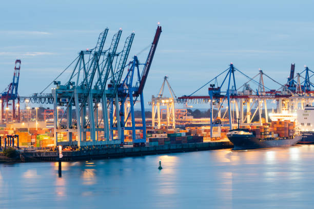 grúas descargando un barco en la terminal de contenedores de hamburgo - hamburg germany elbe river illuminated freight transportation fotografías e imágenes de stock