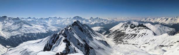 정상 회담에서 : 빙하 듀칸. 완벽한 조건에서 스키 등산. 스위스의 큰 산의 멋진 전망. - snow ski track color image colors 뉴스 사진 이미지