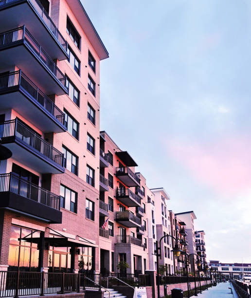 riverfront condos and apartments along the cape fear river in downtown wilmington nc - cape fear imagens e fotografias de stock