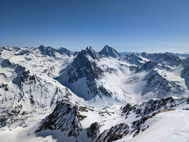 piękny widok na szwajcarskie góry z pischahorn nad davos klosters w kantonie graubunden. skitouring w szwajcarii - world economic forum zdjęcia i obrazy z banku zdjęć