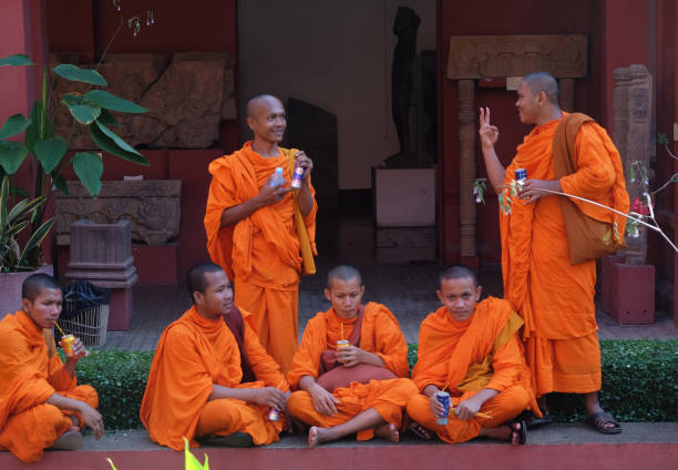 monges desfrutam no templo budista wat phnom hill em phnom penh camboja - monastery buddhism wat east - fotografias e filmes do acervo