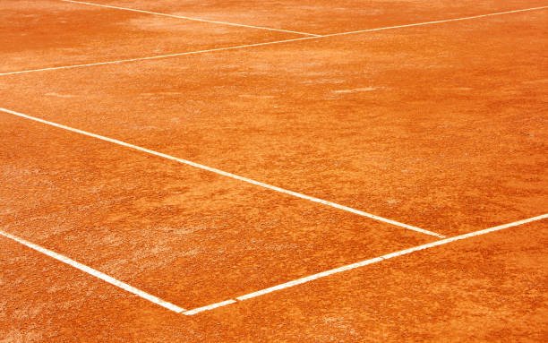 clay tennis court. surface outside back and side lines. diagonal view. - track and field stadium imagens e fotografias de stock