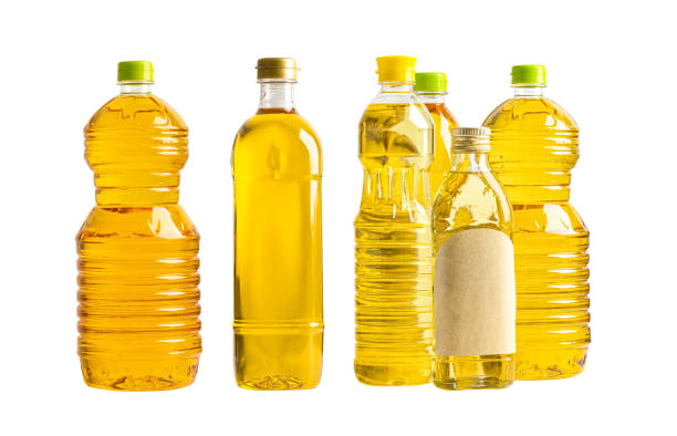 pflanzenöl mit olivenöl in verschiedenen flaschen zum kochen isoliert auf weißem hintergrund - vinegar bottle herb white stock-fotos und bilder