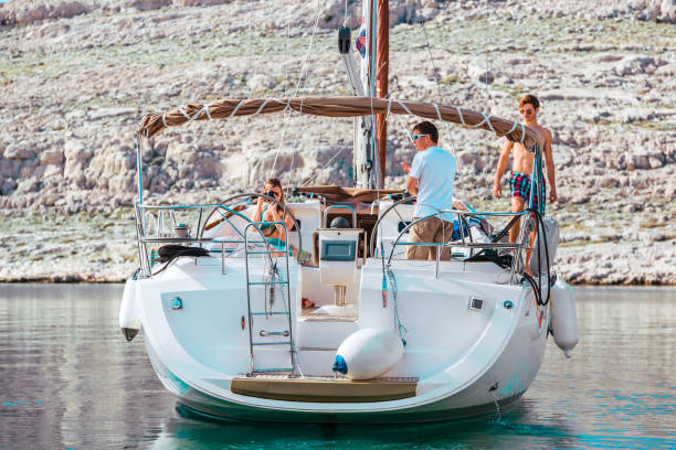 joven tripulación de vela en velero - kornati fotografías e imágenes de stock