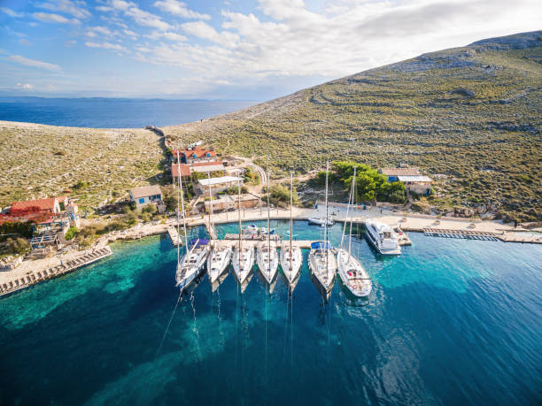 veleros amarrados en la isla kornat, dalmacia, croacia, vista desde el dron - kornati fotografías e imágenes de stock