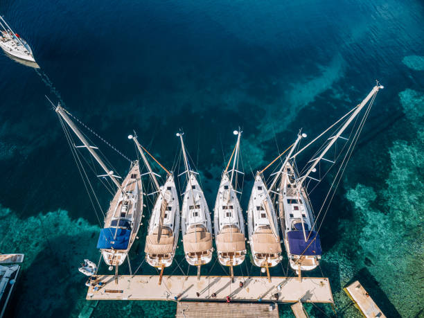 barche a vela ormeggiate sull'isola di kornat, dalmazia, croazia, vista dal drone - nautical vessel moored yacht harbor foto e immagini stock