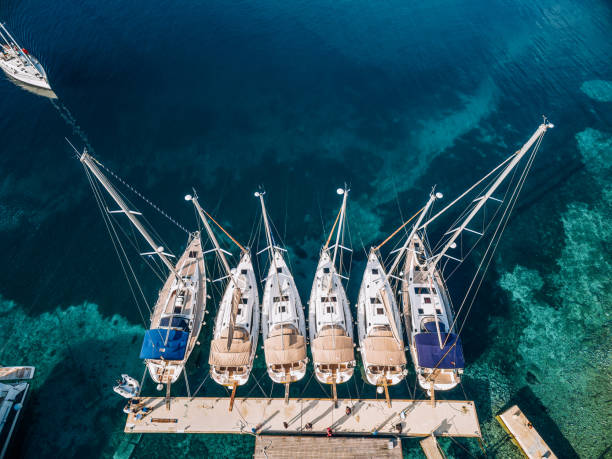 veleiros atracados na ilha kornat, dalmácia, croácia, vista de drone - sailboat moored blue nautical vessel - fotografias e filmes do acervo