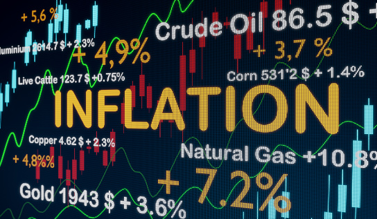La inflación aumenta. Materias primas con datos financieros. Petróleo crudo, trigo y oro con cambio de precios. Inflación en letras amarillas. photo