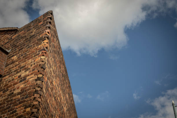 guardando in alto verso l'estremità del timpano di un edificio - gable end foto e immagini stock