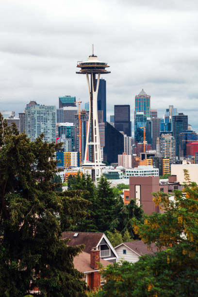 skyline von seattle - day washington state vertical outdoors stock-fotos und bilder