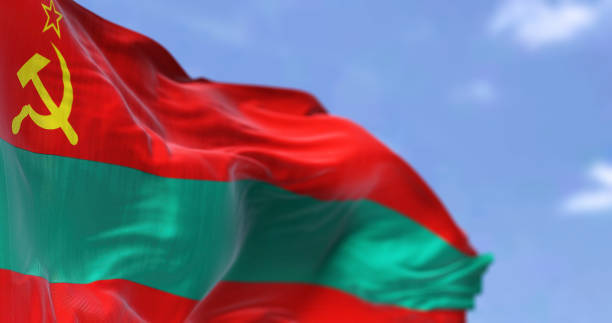 vista lateral de la bandera nacional de transnistria ondeando en el viento. - hoz y martillo fotografías e imágenes de stock