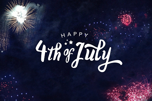 Feliz tipografía del 4 de julio con fuegos artificiales en fondo de cielo nocturno photo
