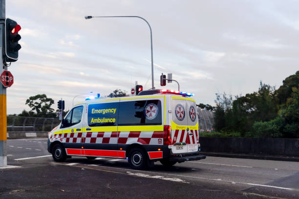 rettungswagen eilt zu einem anruf. - new south wales flash stock-fotos und bilder