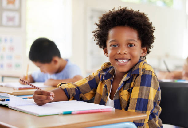 foto de un niño en edad preescolar coloreando en clase - cheerful horizontal looking at camera indoors fotografías e imágenes de stock