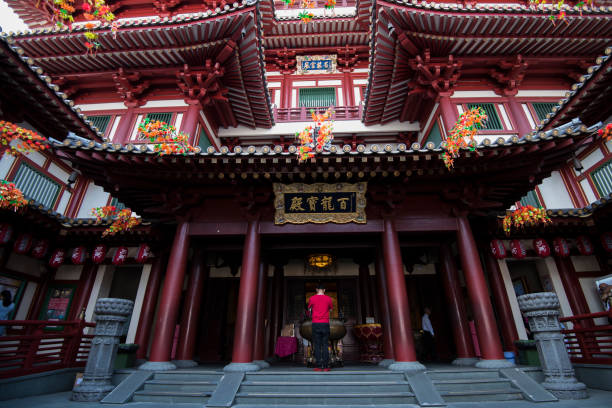 tempio della reliquia del dente di buddha. - temple singapore city singapore buddhism foto e immagini stock