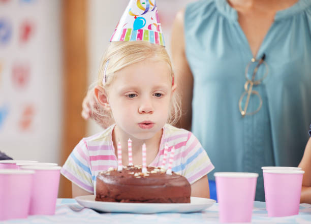 scatto di una bambina che festeggia il suo compleanno in classe - elementary age focus on foreground indoors studio shot foto e immagini stock