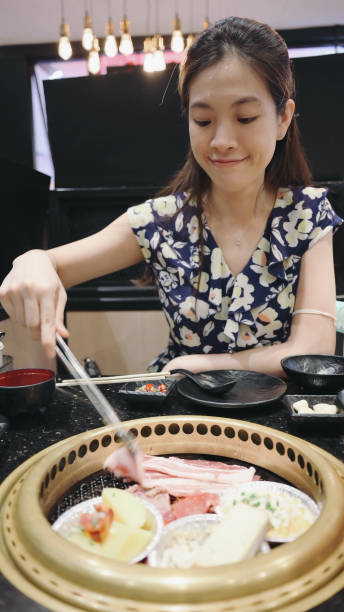 azjaci lubią grill w formie bufetu japonia, korea, grill, ser, kukurydza, mięso, grill grill, wołowina z wesołymi emocjami w centrum handlowym bangkok tajlandia - buffet thai cuisine asian ethnicity food zdjęcia i obrazy z banku zdjęć