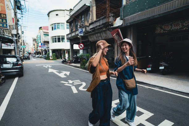 asia, two young women walk relaxed on the street in taiwan. - choicesea 個照片及圖片檔