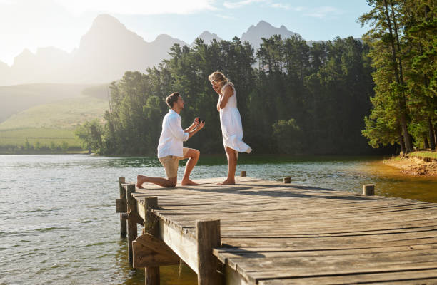 foto de un joven proponiéndole matrimonio a su novia en la naturaleza - prometido fotografías e imágenes de stock
