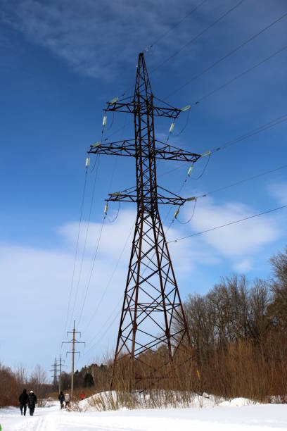słup wysokiego napięcia stoi na tle błękitnego nieba - transformer electricity mesh power line zdjęcia i obrazy z banku zdjęć