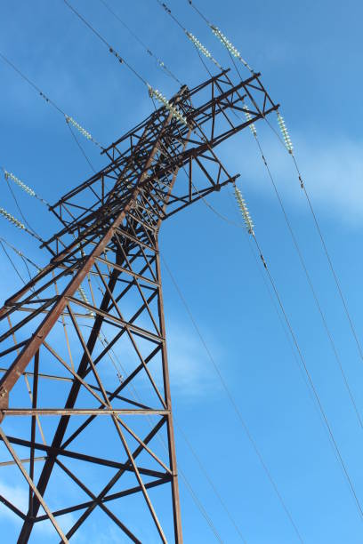 słup wysokiego napięcia stoi na tle błękitnego nieba - transformer electricity mesh power line zdjęcia i obrazy z banku zdjęć