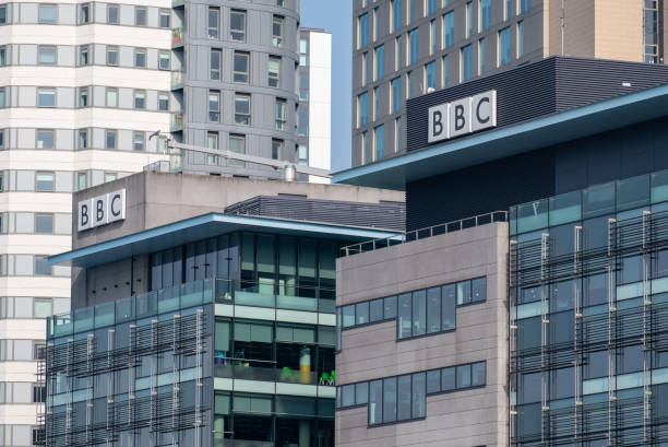 bbc firma en oficinas en media city, salford quayside - bbc fotografías e imágenes de stock